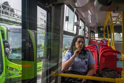 Alexandra Caballero, se sienta en uno de los buses en los partios de La Rolita en Bogotá, Colombia, el 8 de noviembre del 2022. La Rolita es la primera empresa pública de transporte de Bogotá, la cual opera en El Perdomo, al sur de Bogotá, cuenta con mas de 100 buses eléctricos y la mayoría de sus operadoras son mujeres.