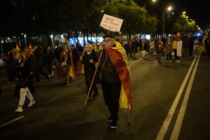 Un hombre con una bandera de España parte junto a otras personas hacia la calle Ferraz tras una concentración contra la amnistía frente al Parlamento Europeo, el 9 de noviembre de 2023.