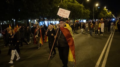 Un hombre con una bandera de España parte junto a otras personas hacia la calle Ferraz tras una concentración contra la amnistía frente al Parlamento Europeo, el 9 de noviembre de 2023.