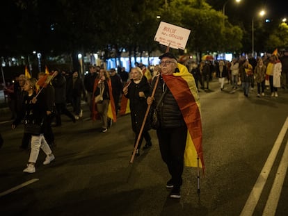 Un hombre con una bandera de España parte junto a otras personas hacia la calle Ferraz tras una concentración contra la amnistía frente al Parlamento Europeo, el 9 de noviembre de 2023.