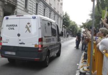 Un grupo de personas congregadas en las inmediaciones de la Audiencia Nacional gritan a la salida del furgón de la Guardia Civil que traslada al extesorero del PP Luis Bárcenas a la cárcel de Soto del Real (Madrid).