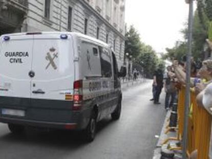 Un grupo de personas congregadas en las inmediaciones de la Audiencia Nacional gritan a la salida del furg&oacute;n de la Guardia Civil que traslada al extesorero del PP Luis B&aacute;rcenas a la c&aacute;rcel de Soto del Real (Madrid). 