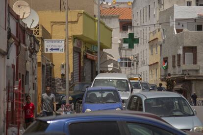 Cientos de personas salieron a la calle con los coches cargados de agua, comida y mantas desde el lunes. Otros vecinos han acogido a jóvenes que entraron a nado y se han movilizado para encontrar a los menores a quienes sus familias reclamaban en Marruecos.