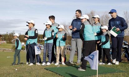 Jon Rahm, durante una demostración tras asistir al torneo benéfico en el circuito de Meaztegi.