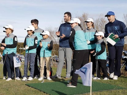 Jon Rahm, durante una demostración tras asistir al torneo benéfico en el circuito de Meaztegi.