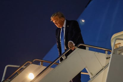 Donald Trump, sale del Air Force One tras regresar anticipadamente de la Cumbre de Líderes del G7, en Canadá, el 17 de junio.