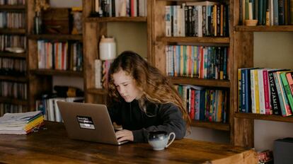 Una estudiante sigue sus clases por Internet.