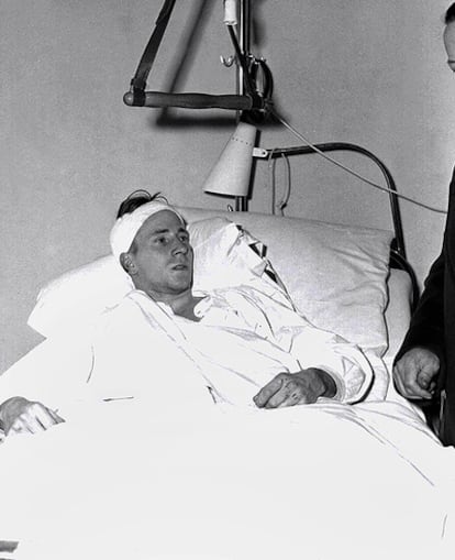 Bobby Charlton, recuperándose en el hospital