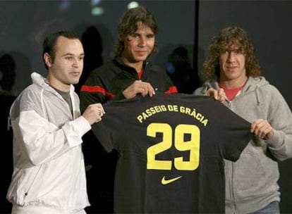 Iniesta, Nadal y Puyol posan para los medios de comunicación durante un acto comercial.