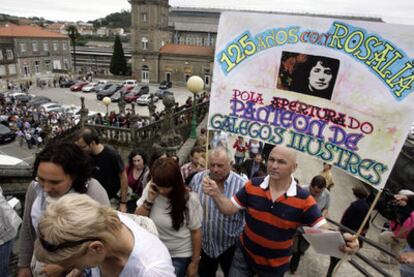 Más de mil personas desfilaron ayer, 125 aniversario de la muerte de Rosalía de Castro, por Santiago para exigir la gestión pública y la aconfesionalidad del Panteón de Galegos Ilustres.