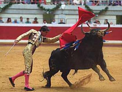 Jesulín de Ubrique da un pase de pecho al cuarto toro de la corrida.