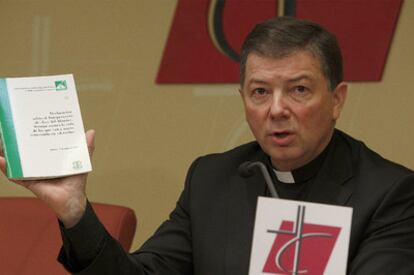 Martínez Camino exhibe en la conferencia de prensa el texto de una exhortación episcopal contra la nueva ley del aborto.
