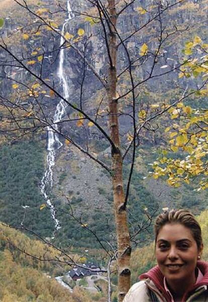 La autora de la carta, con un salto de agua al fondo, durante su estancia en Noruega.