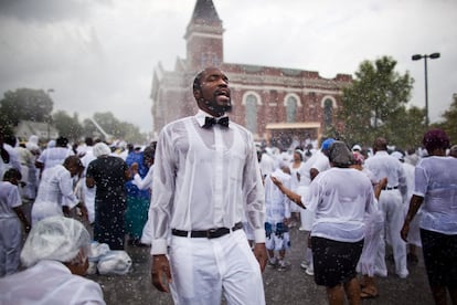 Los nuevos fieles de la iglesia United House of Prayer For All People son regados con agua utilizando una manguera de extinción de incendios –una tradición establecida en 1926— en una ceremonia bautismal celebrada en Baltimore (Maryland, Estados Unidos) en agosto de 2010.