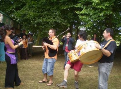 Miembros de <i>Os Galaicos</i>, tocando durante un festival en Francia. Cristóbal Bertandeau es el segundo gaiteiro empezando por la izquierda.
