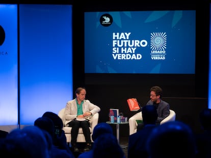 Carlos Martín Beristain (izquierda) y Alejandro Valencia (derecha), este viernes en la Casa de América de Madrid, durante la presentación del informe final de la Comisión de la Verdad de Colombia.
