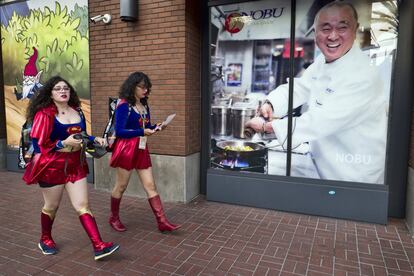 Dos mujeres vestidas de 'Superwoman' pasean por una calle de San Diego, el 18 de julio de 2018.