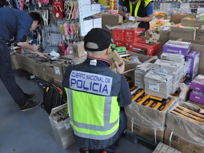 La Policía Nacional interviene más de 23.000 pilas falsas en un almacén de Basauri (Bizkaia).