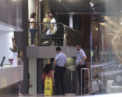 Mossos d'Esquadra en el interior del hotel Silken en la Rambla