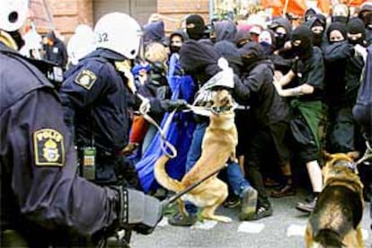 Un grupo de manifestantes choca con agentes antidisturbios en el centro de la ciudad de Gotemburgo.