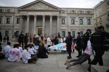 Los manifestantes portaban una pancarta en la que se leía: “Alerta roja. Escuchad a la ciencia”.