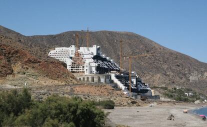 Hotel en El Algarrobico (Almería) en construcción.