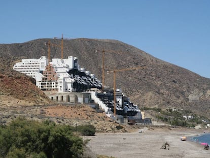 Hotel en El Algarrobico (Almería) en construcción.