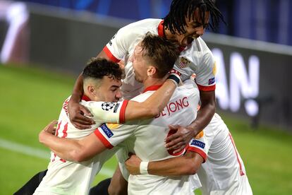 Los compañeros de De Jong le rodean después del 1-0 al Rennes.