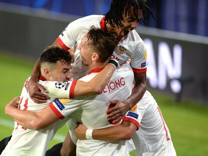 Los compañeros de De Jong le rodean después del 1-0 al Rennes.