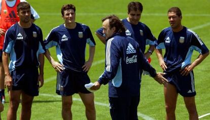 Bielsa y Simeone, derecha, en el Mundial de 2002.