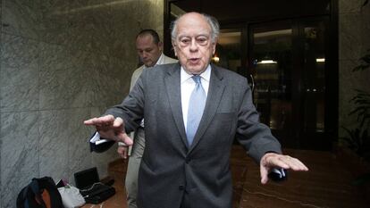 Jordi Pujol sale de su despacho después del registro policial.