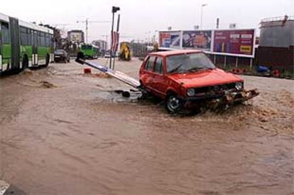 El temporal arrastró coches y mobiliario urbano en la capital tinerfeña.