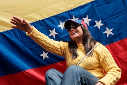 Una mujer canta arengas durante la concentracin, en Bogot.