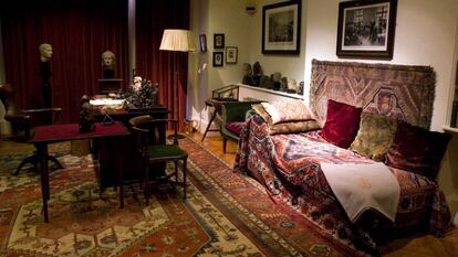 Estudio de Sigmund Freud con el div&aacute;n cubierto con una alfombra en primer plano, en su casa de Londres. 