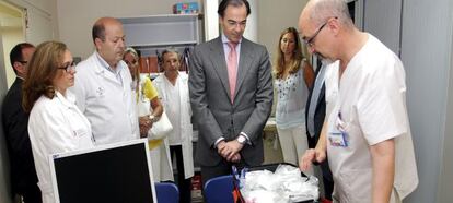 El consejero de Sanidad, Manuel Llombart, ayer en el centro de salud.