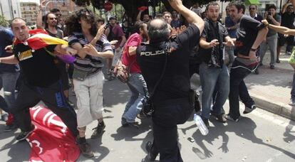 Altercados entre Polic&iacute;a y manifestantes en Alicante.