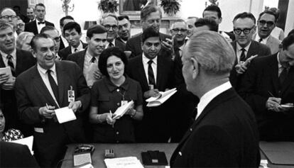 Helen Thomas toma notas durante una rueda de prensa en la Casa Blanca.