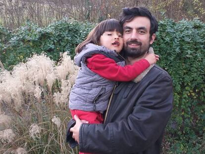 Gianmarco Coppo con su hijo en su casa de Turín (Italia), en una imagen del álbum familiar.