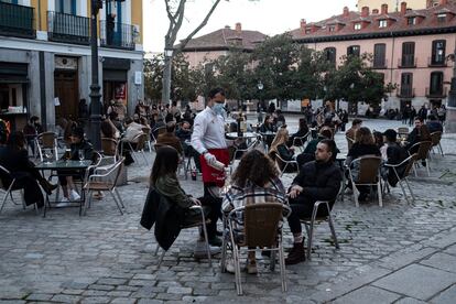 Ambiente en terrazas del centro de Madrid, el 13 de febrero.