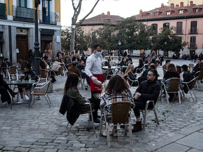 Ambiente en terrazas en barrio de La Latina, en el centro de Madrid.