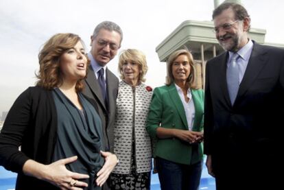 Soraya Sáenz de Santamaría, que tiene previsto dar a luz el 20-N, con Alberto Ruiz-Gallardón, Esperanza Aguirre, Ana Mato y Mariano Rajoy.