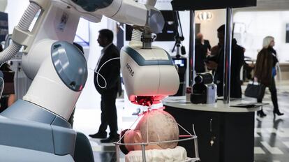 Un robot ARTAS para el trasplante capilar en un congreso de cirug&iacute;a est&eacute;tica y dermatolog&iacute;a en Paris.