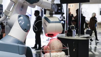 Un robot ARTAS para el trasplante capilar en un congreso de cirugía estética y dermatología en Paris.