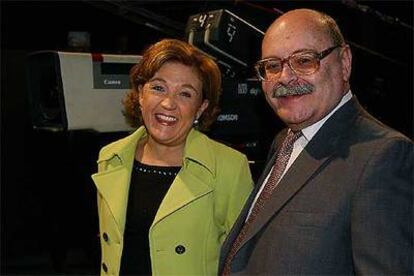 El nuevo director de Televisión Española, junto a Carmen Caffarel.