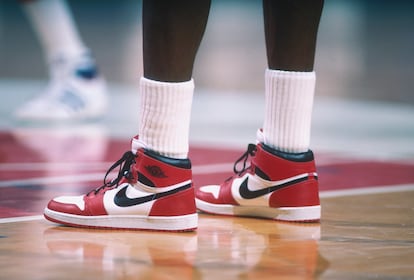 Detalle de las zapatillas Air Jordan, de Nike, que Michael Jordan llevaba durante un partido de los Chicago Bulls contra los Washington Bullets en Washington en 1985.