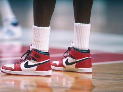 Detalle de las zapatillas Air Jordan, de Nike, que Michael Jordan llevaba durante un partido de los Chicago Bulls contra los Washington Bullets en Washington en 1985.