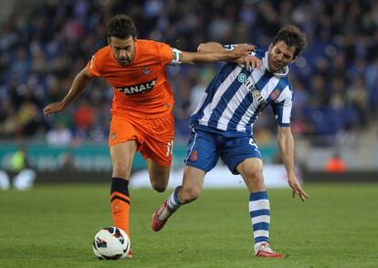 Xabi Prieto, a la izquierda, durante el partido de la pasada jornada en Cornellá.