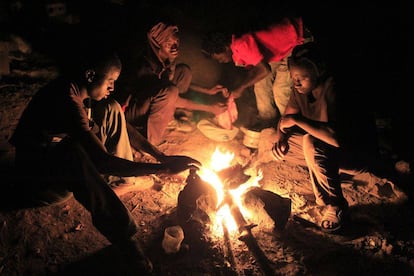 Un grupo de africanos preparan su cena en el monte Gurug&uacute;, en Marruecos, cerca de Melilla