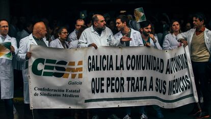 Concentración de sanitarios gallegos durante las protestas de abril de 2023 ante el Centro Universitario de Santiago (CHUS).