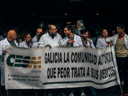 Concentración de sanitarios gallegos durante las protestas de abril de 2023 ante el Centro Universitario de Santiago (CHUS).